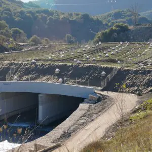 Τοποθέτηση φωτοσωλήνων σε τούνελ Μετσοβίτικου ποταμού (6)